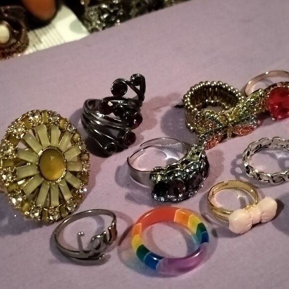 Lot or bundle of 18 different unique statement rings, all in excellent condition - Picture 15 of 16